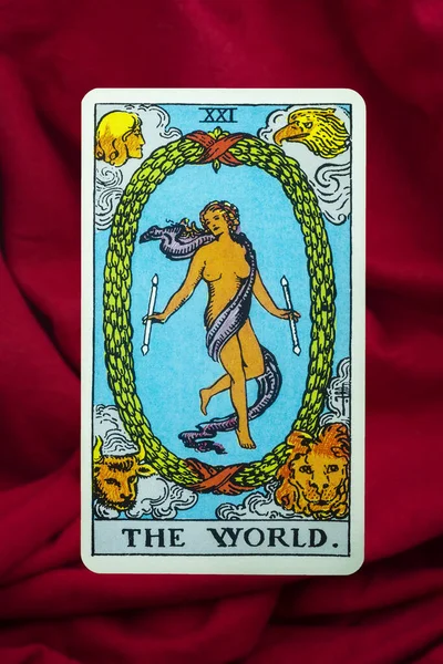 Kırmızı kumaş arka planda Rider Waite 'ın Dünya Tarot Kartı