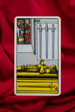 Yala Eyaleti, Tayland, 1 Haziran 2022 - Dört Süvari Tarot Kartı Kırmızı kumaş arka planda.