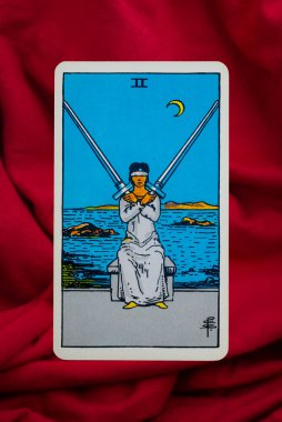 Yala Eyaleti, Tayland, 1 Haziran 2022 - Kırmızı kumaş arka planda Süvari Bekleme Güvertesinin İki Tarot Kartı.
