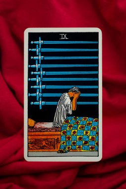 Yala Eyaleti, Tayland, 1 Haziran 2022 - Kırmızı kumaş arka planda Süvari Bekleme Güvertesi Tarot Kartı 9.
