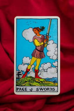 Yala Eyaleti, Tayland, 1 Haziran 2022 - Kırmızı kumaş arka planda Süvari Bekleme Güvertesi Tarot Kartı.