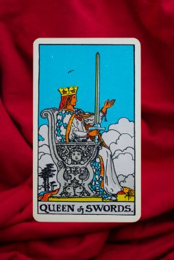 Yala Eyaleti, Tayland, 1 Haziran 2022 - Kırmızı kumaş arka planda Süvari Bekleme Güvertesi Tarot Kartı Kraliçesi.
