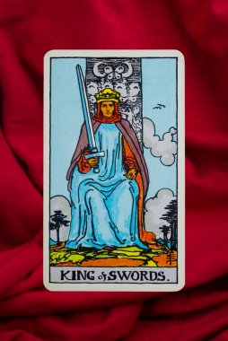 Yala Eyaleti, Tayland, 1 Haziran 2022 - Kırmızı kumaş arka planda Süvari Bekleme Güvertesi Tarot Kartı Kralı.