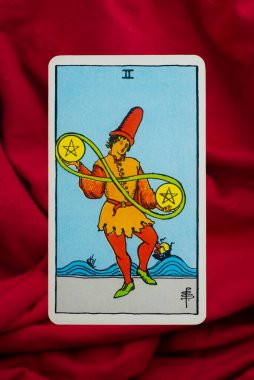 Yala Eyaleti, Tayland, 1 Haziran 2022 - Kırmızı kumaş arka planda beş köşeli Tarot Kartı.
