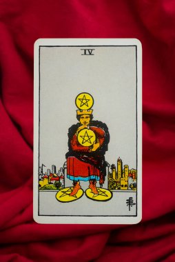 Yala Eyaleti, Tayland, 1 Haziran 2022 - Kırmızı kumaş arka planda beş köşeli Tarot Kartı.