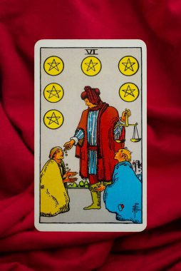 Yala Eyaleti, Tayland, 1 Haziran 2022 - Kırmızı kumaş arka planda altı tane Pentacles Tarot Kartı.