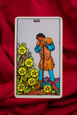 Yala Eyaleti, Tayland, 1 Haziran 2022 - Kırmızı kumaş arka planda beş yıldızlı Tarot Kartı.