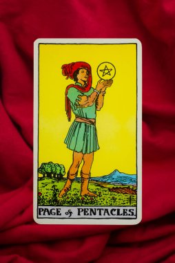 Yala Eyaleti, Tayland, 1 Haziran 2022 - Kırmızı kumaş arka planda Pentacles Tarot Kart.