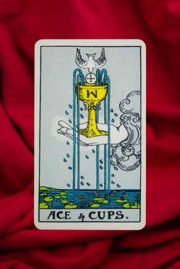 Yala Eyaleti, Tayland, 1 Haziran 2022 - Kırmızı kumaş arka planda Süvari Bekleme Güvertesi Tarot Kartı.