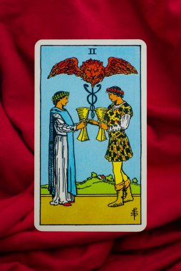 Yala Eyaleti, Tayland, 1 Haziran 2022 - Kırmızı kumaş arka planda iki Kupa Tarot Kartı.