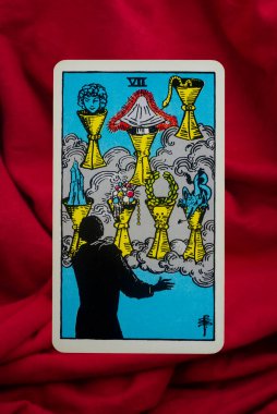 Yala Eyaleti, Tayland, 1 Haziran 2022 - Kırmızı kumaş arka planda Seven of Cups Tarot Card.