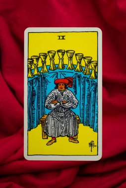 Yala Eyaleti, Tayland, 1 Haziran 2022 - Kırmızı kumaş arka planda Süvari Bekleme Güvertesi Tarot Kartı 9.