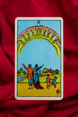 Yala Eyaleti, Tayland, 1 Haziran 2022 - Kırmızı kumaş arka planda on kupa Tarot kartı.
