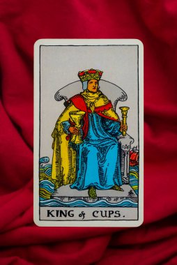 Yala Eyaleti, Tayland, 1 Haziran 2022 - Kupa Kralı Kırmızı kumaş arka planda Süvari Bekleme Güvertesi Tarot Kartı.