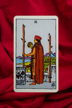 Yala Eyaleti, Tayland, 1 Haziran 2022 - Kırmızı kumaş arka planda iki Asa Tarot Kartı.
