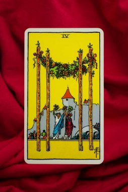 Yala Eyaleti, Tayland, 1 Haziran 2022 - Kırmızı kumaş arka planda dört Asa Tarot Kartı.