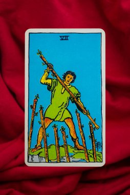 Yala Eyaleti, Tayland, 1 Haziran 2022 - Rider Waite 'ın Tarot kartının yedisi kırmızı kumaş arka planda.