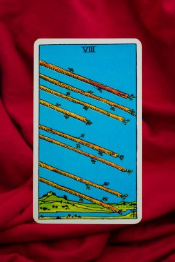 Yala Eyaleti, Tayland, 1 Haziran 2022 - Kırmızı kumaş arka planda Tarot Tarot Kartı 8 numara.
