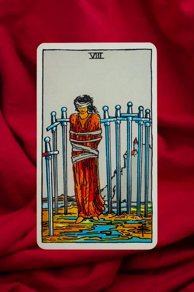 Yala Eyaleti, Tayland, 1 Haziran 2022 - Süvari Bekleme Kartı 'nın 8' i kırmızı kumaş arka planda.