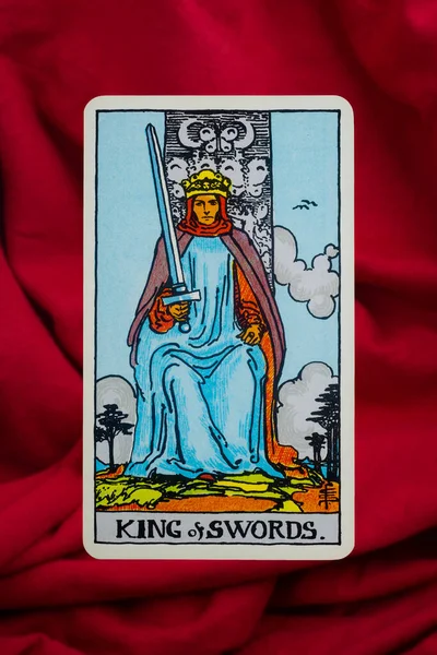 Yala Eyaleti, Tayland, 1 Haziran 2022 - Kırmızı kumaş arka planda Süvari Bekleme Güvertesi Tarot Kartı Kralı.