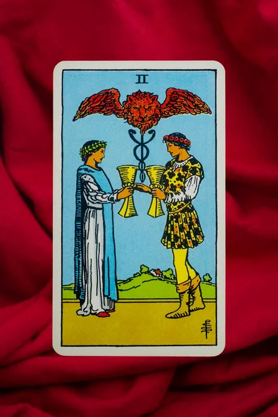 Yala Eyaleti, Tayland, 1 Haziran 2022 - Kırmızı kumaş arka planda iki Kupa Tarot Kartı.