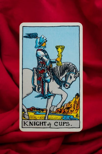 Yala Eyaleti, Tayland, 1 Haziran 2022 Kupa Şövalyesi. Kırmızı kumaş arka planda Tarot Kartı..