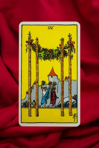 Yala Eyaleti, Tayland, 1 Haziran 2022 - Kırmızı kumaş arka planda dört Asa Tarot Kartı.