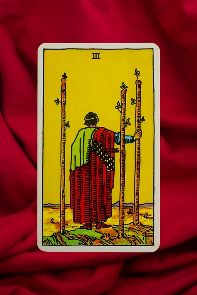 Yala Eyaleti, Tayland, 1 Haziran 2022 - Kırmızı kumaş arka planda üç Asa Tarot Kartı.