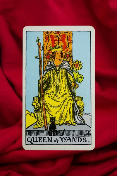 Yala Eyaleti, Tayland, 1 Haziran 2022 - Kırmızı kumaş arka planda Tarot Kartı Tarot Kraliçesi.