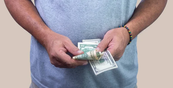 Man Räknar Dollar Händerna För Att Betala Närbild — Stockfoto