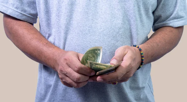 Mann Der Dollars Der Hand Zählt Bezahlen Aus Nächster Nähe — Stockfoto