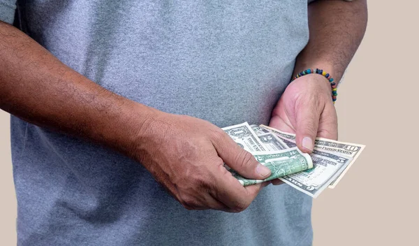 Man Tellen Dollars Handen Betalen Close — Stockfoto