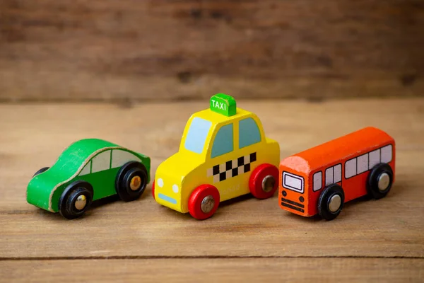 Crianças Brinquedo Táxi Carros Ônibus Escolar Isolado Fundo Madeira — Fotografia de Stock