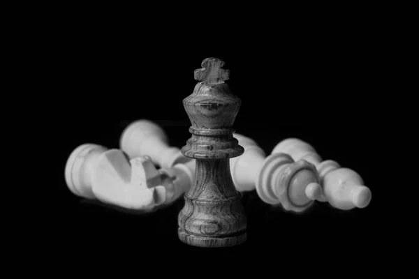 Dřevo Šachy Král Kusy Izolované Černém Pozadí — Stock fotografie