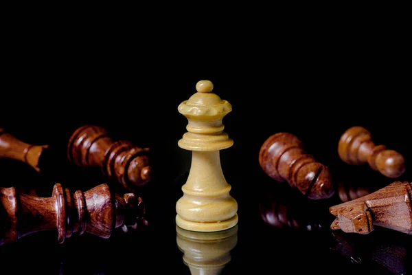 Dřevěné Šachy Královna Kousky Černém Pozadí Koncepce Podnikatelských Nápadů Konkurence — Stock fotografie