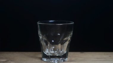 Ahşap masa üzerinde bardakta süt dökme.