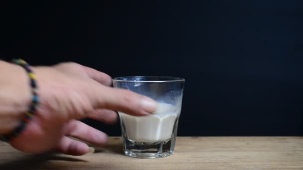 Χέρι Πήρε Γάλα Γυαλί Στο Ξύλινο Τραπέζι — Αρχείο Βίντεο