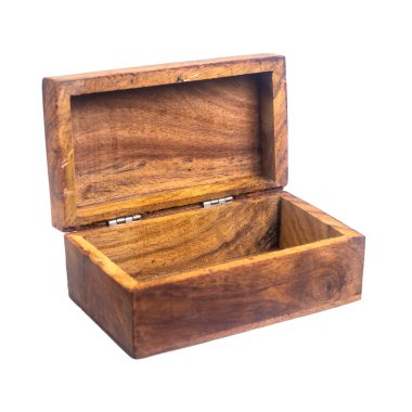 Beyaz arkaplanda izole edilmiş küçük nesneler için çiğ tahta kutuyu aç. Kapat..