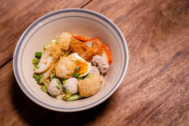 Haşlanmış yumurta ve ızgara kırmızı domuz etli baharatlı şehriye. Çin yumurtalı erişte dilimlenmiş domuz eti, köfte tabağı..