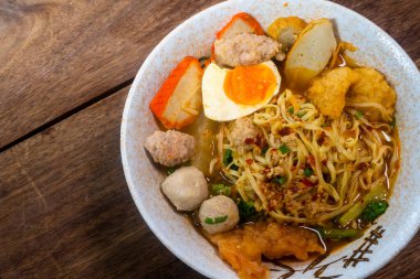 Baharatlı Tom yer elması çorbası haşlanmış yumurta ve ızgara kırmızı domuz eti.