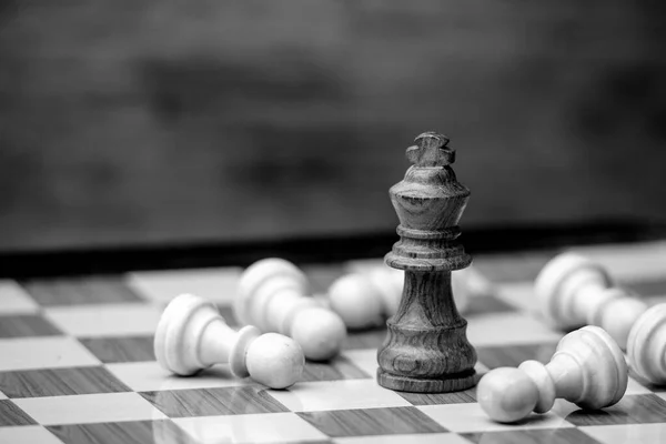 Dřevěný Šachový Král Pěšáci Šachovnici Černobílí Koncept Vítězství Bitvy Soutěže — Stock fotografie
