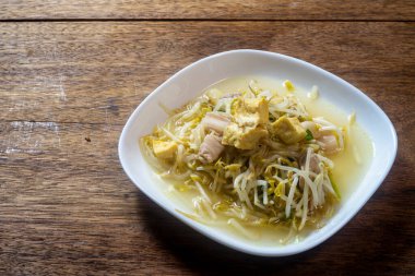 Ahşap bir masada tofuyla fasulye filizi karıştır. Sağlıklı menü.