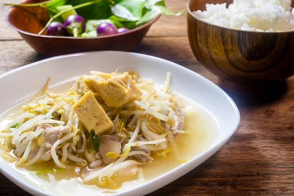 Revuelva Los Brotes Frijol Frijol Con Tofu Una Mesa Madera —  Fotos de Stock