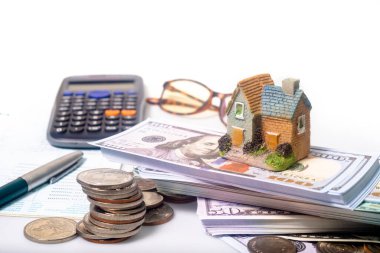 Küçük ev ve hesap makinesi. Arazi ve ev almak için para biriktirme planı. Emlak için para biriktiriyorum..