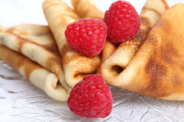 taze organik ahududu ile ev yapımı kek