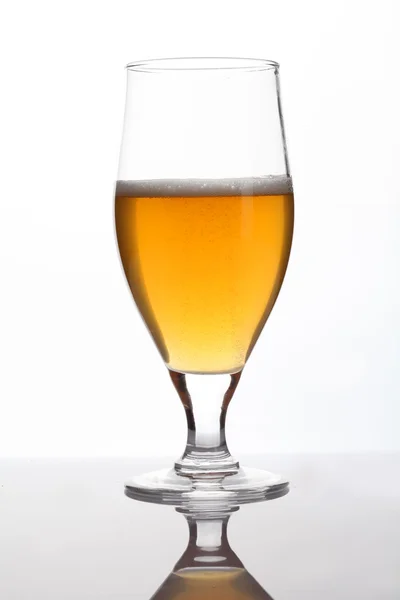Gelas bir closeup pada latar belakang putih — Stok Foto