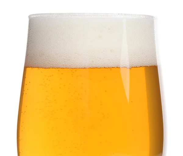 Bicchiere di birra primo piano su sfondo bianco — Foto Stock