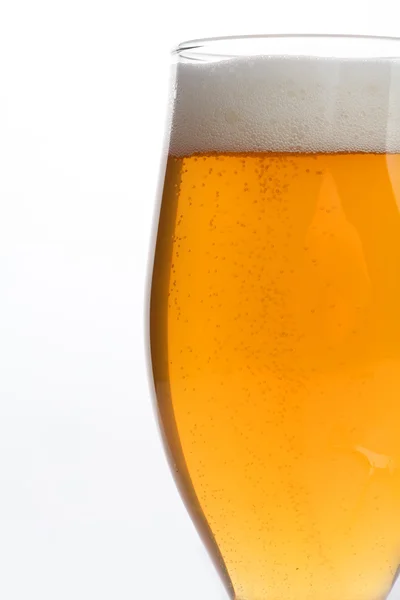 Gelas bir closeup pada latar belakang putih — Stok Foto