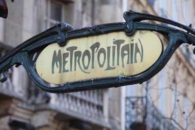 Paris metro yeşil işareti