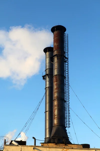 Industriële rook van schoorsteen op blauwe hemel — Stockfoto